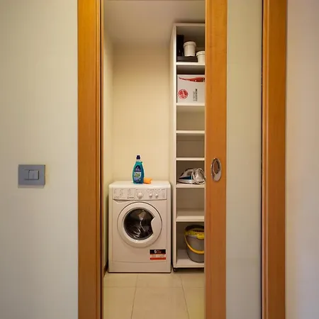 Maciachini, Zona Isola Apartman *